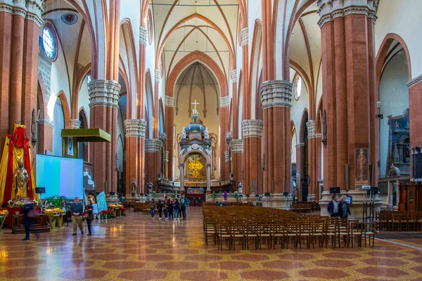 BOLOGNA, İtalya, 17 Mart 2016: İtalya 'nın Bolonya kentindeki Basilica di San Petronio' nun iç mekanı