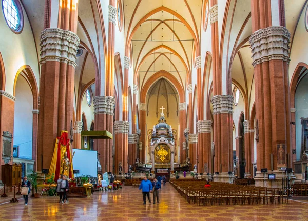 BOLOGNA, İtalya, 17 Mart 2016: İtalya 'nın Bolonya kentindeki Basilica di San Petronio' nun iç mekanı