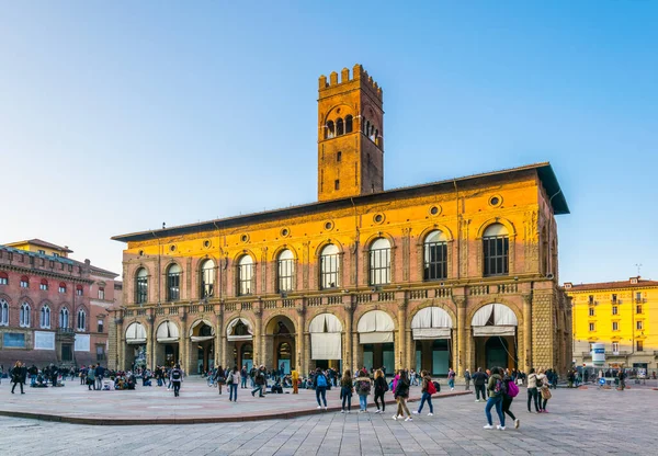 BOLOGNA, İtalya, 17 Mart 2016: Palazzo dei Banchi ve Basilica di San Petronio ile Piazza Maggiore.