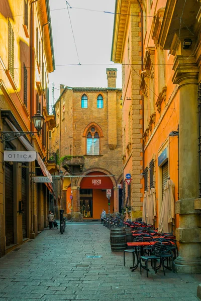 BOLOGNA, İtalya, 17 Mart 2016: Bologna, İtalya 'nın tarihi merkezinde bir caddenin görüntüsü