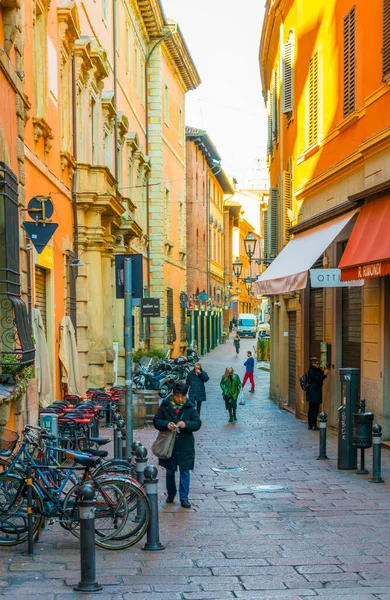 BOLOGNA, İtalya, 17 Mart 2016: Bologna, İtalya 'nın tarihi merkezinde bir caddenin görüntüsü