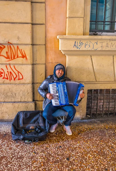 BOLOGNA, İtalya, 17 Mart 2016: İtalya 'nın Bologna kentinde mızıka çalan sokak müzisyeninin ayrıntıları