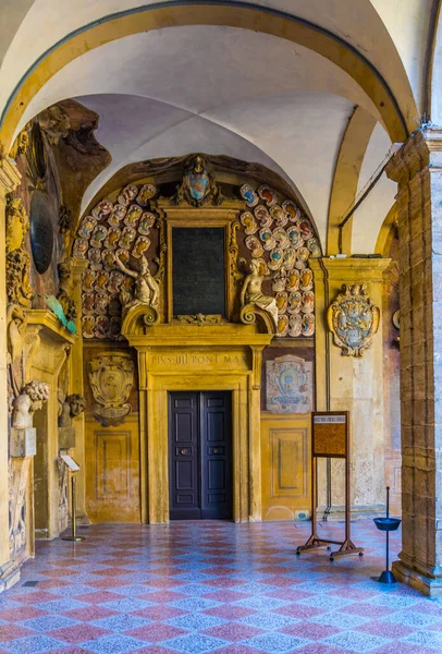 BOLOGNA, İtalya, 17 Mart 2016: İtalya 'nın Bologna kentindeki Teatro Anatomico' nun dekoratif bir oyun salonunun manzarası.