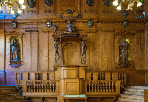 BOLOGNA, İtalya, 17 Mart 2016: İtalyan şehri Bolonya 'da anatomi öğrencilerinin anatomi derslerini verdikleri teatro anatomisinin bir konferans salonuna bakınız.