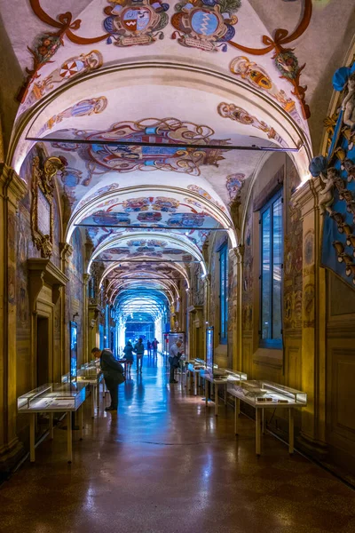 BOLOGNA, İtalya, 17 Mart 2016: İtalya 'nın Bologna kentindeki Teatro Anatomico' nun dekoratif koridoru.