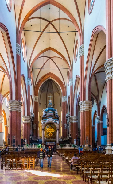 BOLOGNA, İtalya, 17 Mart 2016: İtalya 'nın Bolonya kentindeki Basilica di San Petronio' nun iç mekanı