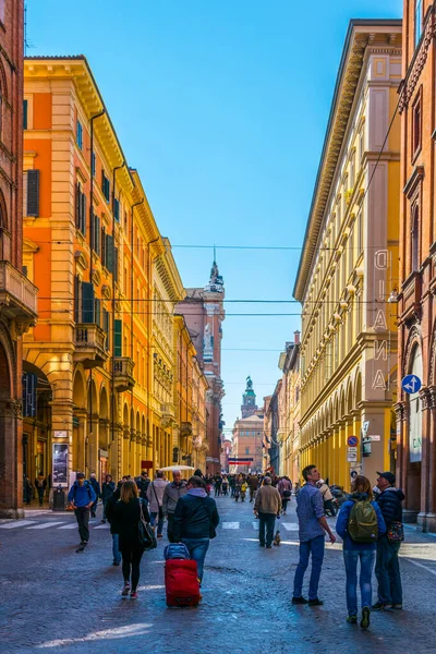 Bologna Italy March 2016 People Strolling Boulevard Dell Independenza Bologna — Stock Photo, Image
