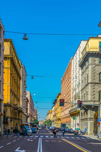 BOLOGNA, İTALYA, 17 Mart 2016: Cumartesi günü Bologna 'daki Dell Independenza Bulvarı' nda insanlar geziniyor.