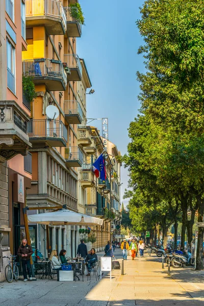 VERONA, İtalya, 19 Mart 2016: İnsanlar güneşli bir Mart günü Verona 'daki Corso Porta Nuova' da geziniyorlar