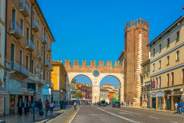 Verona Italien Mars 2016 Folk Strosar Corso Porta Nuova Mot — Stockfoto