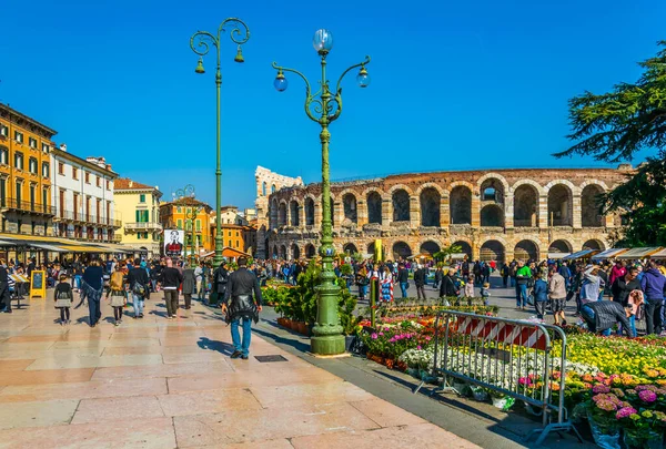 Verona Italien Mars 2016 Folk Strosar Bland Blomsterstånd Lördagsmarknaden Piazza — Stockfoto
