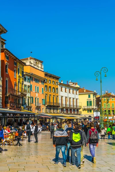 Verona Italy March 2016 People Strolling Flower Stands Saturday Market — Stockfoto