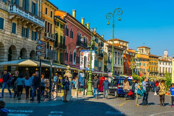 VERONA, ITALY, 19 Mart 2016: İtalyan kenti Verona 'daki meydandaki sutyen pazarında insanlar çiçek standları arasında geziniyor