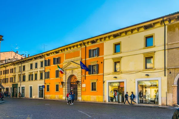 Verona Italia Marzo 2016 Gente Está Paseando Por Una Plaza —  Fotos de Stock