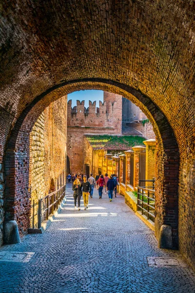 VERONA, İtalya, 19 Mart 2016: İnsanlar İtalya 'nın Verona kentindeki Ponte Saligero Köprüsü üzerinden Adige Nehri' nden geçiyorlar