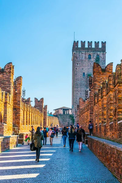 VERONA, İtalya, 19 Mart 2016: İnsanlar İtalya 'nın Verona kentindeki Ponte Saligero Köprüsü üzerinden Adige Nehri' nden geçiyorlar