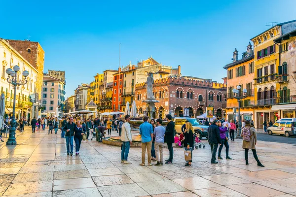 VERONA, İtalya, 19 Mart 2016: İnsanlar Verona, İtalya 'daki Piazza delle erbe' de geziniyor