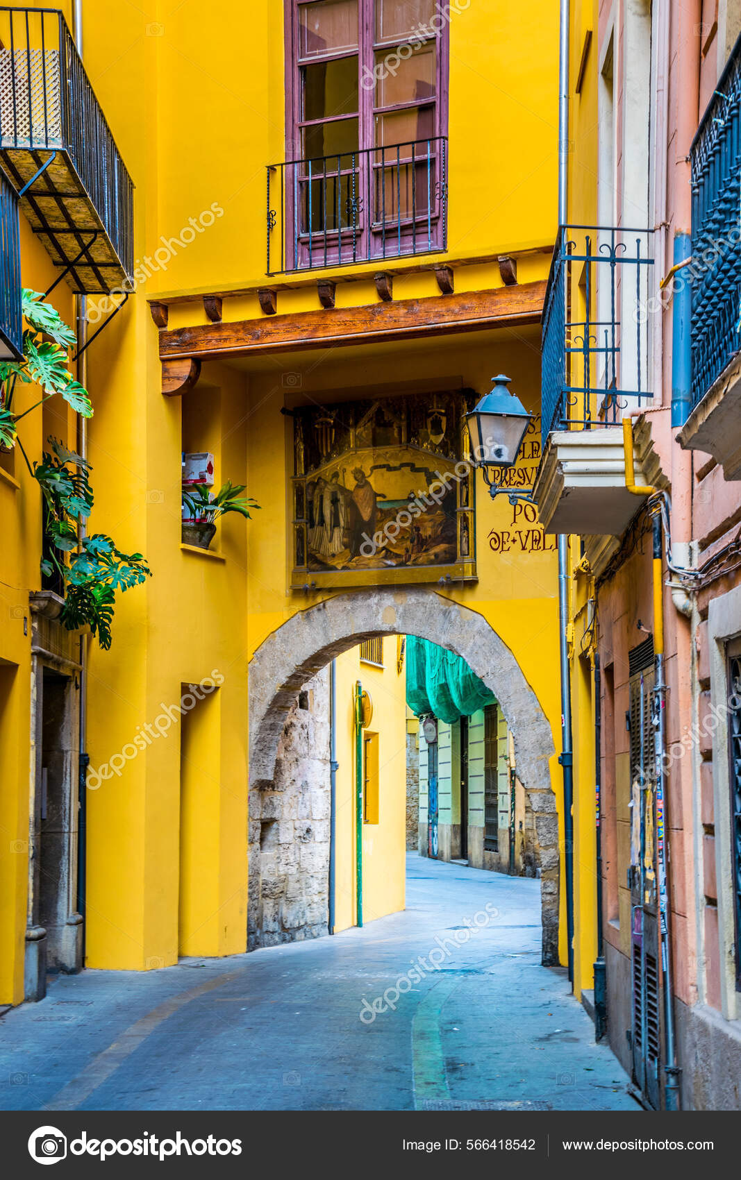 2015年12月30日　バレンシア　ストックエディトリアル用写真©Dudlajzov＃566418542　スペイン　スペインの都市バレンシアの歴史的中心部に位置する狭い通りの眺め