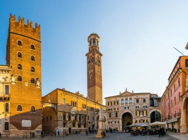 VERONA, ITALY, 19 Mart 2016: İtalya 'nın Verona şehrinde Torre die Lamberti' nin hakim olduğu meydanda insanlar geziniyor..