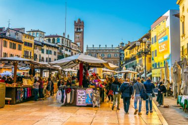 VERONA, İtalya, 19 Mart 2016: İnsanlar Verona, İtalya 'daki Piazza delle erbe' de geziniyor