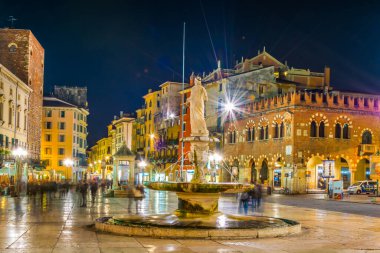 VERONA, İtalya, 19 Mart 2016: İnsanlar gece Verona, İtalya 'daki Piazza delle erbe' de geziniyor