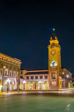BERGAMO, İtalya, 19 Mart 2016: Bergamo 'da aydınlatılmış Torre die caduti' nin gece görüşü