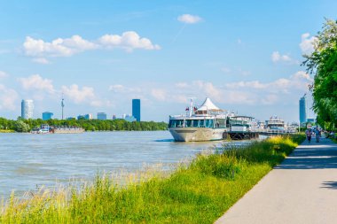 WIEN, AUSTRIA, 27 MAYIS 2016: Viyana 'da alongisde danube nehrinin başındaki gezinti güvertesinde güneşli bir gün yaşanıyor