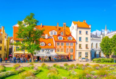 RIGA, LATVIA, 15 AĞUSTOS 2016: Letonya 'nın Riga kentindeki bir restoranın manzarası.