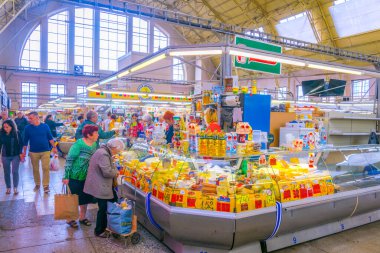 RIGA, LATVIA, AĞUSTOS 15 AĞUSTOS: İnsanlar eski zeplin hangarları Riga pazarına dönüştürüldü - Rigas Centraltirgus