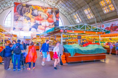 RIGA, LATVIA, AĞUSTOS 15 AĞUSTOS: İnsanlar eski zeplin hangarları Riga pazarına dönüştürüldü - Rigas Centraltirgus