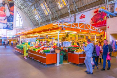 RIGA, LATVIA, AĞUSTOS 15 AĞUSTOS: İnsanlar eski zeplin hangarları Riga pazarına dönüştürüldü - Rigas Centraltirgus