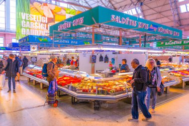 RIGA, LATVIA, AĞUSTOS 15 AĞUSTOS: İnsanlar eski zeplin hangarları Riga pazarına dönüştürüldü - Rigas Centraltirgus