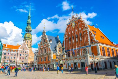 RIGA, LATVIA, 15 AĞUSTOS 2016: Letonya 'nın Riga kentindeki St. Peters Kilisesi ve Siyahların Evi ile Ratslaukums Meydanı.