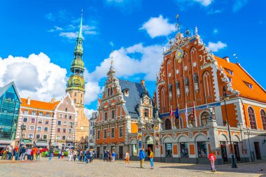 RIGA, LATVIA, 15 AĞUSTOS 2016: Letonya 'nın Riga kentindeki St. Peters Kilisesi ve Siyahların Evi ile Ratslaukums Meydanı.