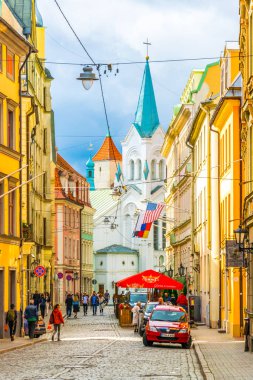 RIGA, LATVIA, AĞUSTOS 15 Ağustos 2016: Letonya 'nın başkenti Riga' daki restoranlarla dolu Doma Laukums Meydanı 'nda insanlar geziniyor.