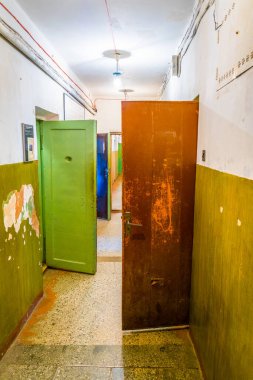 VILNIUS, LITHUANIA, 14 AĞUSTOS 2016: Eski KGB hapishanesi şimdi Litvanya 'nın başkenti Vilnius' taki Soykırım Mağdurları Müzesi