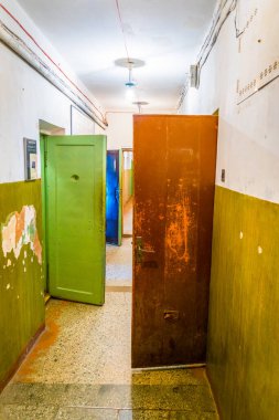 VILNIUS, LITHUANIA, 14 AĞUSTOS 2016: Eski KGB hapishanesi şimdi Litvanya 'nın başkenti Vilnius' taki Soykırım Mağdurları Müzesi