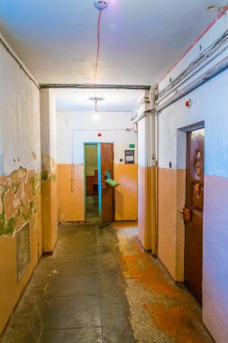 VILNIUS, LITHUANIA, 14 AĞUSTOS 2016: Eski KGB hapishanesi şimdi Litvanya 'nın başkenti Vilnius' taki Soykırım Mağdurları Müzesi