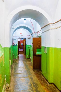 VILNIUS, LITHUANIA, 14 AĞUSTOS 2016: Eski KGB hapishanesi şimdi Litvanya 'nın başkenti Vilnius' taki Soykırım Mağdurları Müzesi