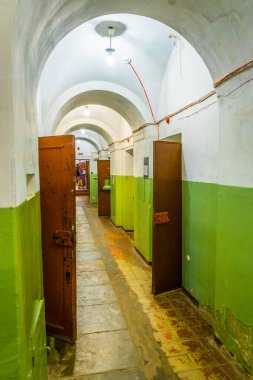 VILNIUS, LITHUANIA, 14 AĞUSTOS 2016: Eski KGB hapishanesi şimdi Litvanya 'nın başkenti Vilnius' taki Soykırım Mağdurları Müzesi