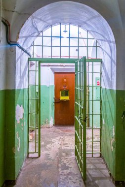 VILNIUS, LITHUANIA, 14 AĞUSTOS 2016: Eski KGB hapishanesi şimdi Litvanya 'nın başkenti Vilnius' taki Soykırım Mağdurları Müzesi