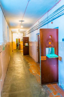 VILNIUS, LITHUANIA, 14 AĞUSTOS 2016: Eski KGB hapishanesi şimdi Litvanya 'nın başkenti Vilnius' taki Soykırım Mağdurları Müzesi