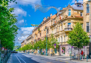 VILNIUS, LITHUANIA, 14 AĞUSTOS 2016: Gedimino prospektas (Gediminas Bulvarı) Litvanya 'nın Vilnius kentinde ana caddedir.