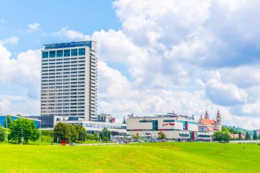 VILNIUS, LITHUANIA, 14 AĞUSTOS 2016: Vilnius, Litvanya 'daki Neris Nehri' nin Riverside 'ı.