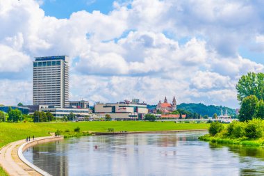VILNIUS, LITHUANIA, 14 AĞUSTOS 2016: Vilnius, Litvanya 'daki Neris Nehri' nin Riverside 'ı.