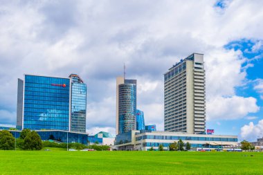 VILNIUS, LITHUANIA, 14 AĞUSTOS 2016: Vilnius, Litvanya 'daki Neris Nehri' nin Riverside 'ı.