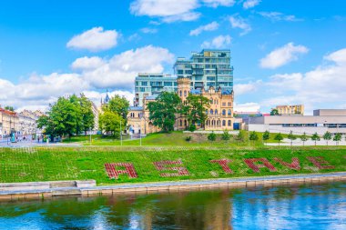 VILNIUS, LITHUANIA, 14 AĞUSTOS 2016: Vilnius, Litvanya 'daki Neris Nehri' nin Riverside 'ı.