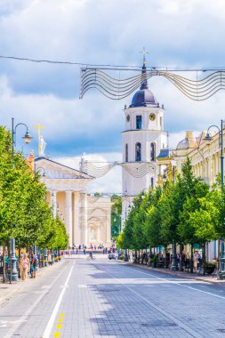 VILNIUS, LITHUANIA, AĞUSTOS 14 Ağustos 2016: Gedimino prospektas (Gediminas Caddesi), Litvanya 'nın Vilnius kentindeki katedralin sonunda yer alan cadde