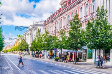 VILNIUS, LITHUANIA, 14 AĞUSTOS 2016: Gedimino prospektas (Gediminas Bulvarı) Litvanya 'nın Vilnius kentinde ana caddedir.