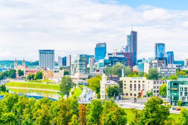 VILNIUS, LITHUANIA, 14 AĞUSTOS 2016: Vilnius, Litvanya 'daki Neris Nehri' nin Riverside 'ı.
